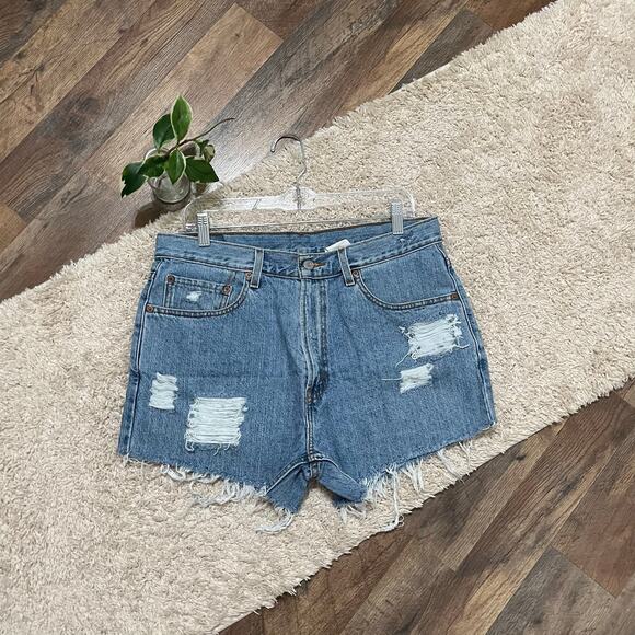 Vintage Levi's 550 32" Cut Off Distressed High Waisted Frayed Shorts - Picture 1 of 4